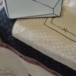 Elegant White Geometric Bedding Set